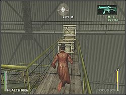 Wskocz po pudlach na kładkę i przejdź nią w prawo, pod drzwi - [Niobe] The Airport - Hangars | Enter The Matrix - Enter The Matrix - poradnik do gry