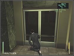 Biegnij przed siebie wzdłuż lobby, jednak poczekaj chwilę, aż Twoje zdrowie i koncentracja będą pełne - [Ghost] The Post Office - Got it! | Enter The Matrix - Enter The Matrix - poradnik do gry