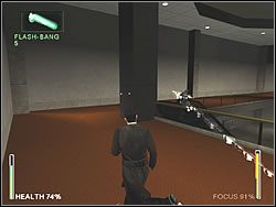 Zeskakujesz z szybu wentylacyjnego do wielkiej sali, dokładnie na jej drugie piętro - [Ghost] The Airport - Terminal | Enter The Matrix - Enter The Matrix - poradnik do gry