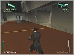 Twoim głównym celem jest jednak okolica z prawej, gdyż tylko tam znajduje się otwarte przejście prowadzące wyżej - [Ghost] The Airport - Terminal | Enter The Matrix - Enter The Matrix - poradnik do gry