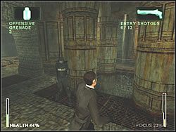 W tym pomieszczeniu (z lewej) natkniesz się na cała masę przeciwników - [Ghost] The Sewers - Ice and Corrupt | Enter The Matrix - Enter The Matrix - poradnik do gry