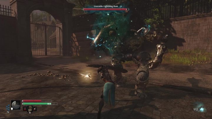 Przeciwnik specjalizuje się w zadawaniu zamaszystych ciosów wokół siebie, które są o wiele szybsze, niż można byłoby się tego spodziewać po jego rozmiarach - Steelrising: Niestabilny Taran Błyskawic (Unstable Lightning Ram) - jak pokonać? - Steelrising - poradnik do gry