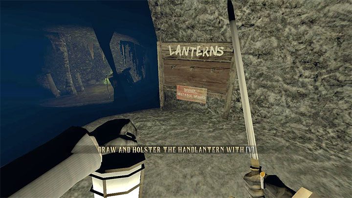 Tuż po wkroczeniu do nowej lokacji znajdziecie latarnię (Lantern), której możecie używać bez ograniczeń (klawisz V odpowiada za jej wyjmowanie i chowanie) - Gloomwood: Coast Caves (jaskinie) - solucja, opis przejścia - Gloomwood - poradnik do gry