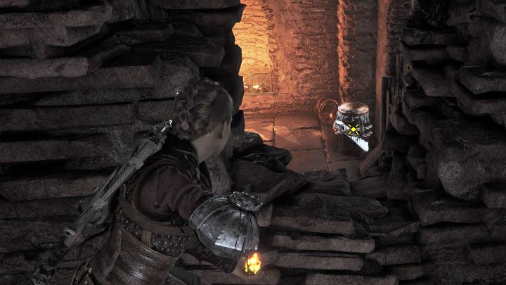 Na potrzeby awansowania w grze musicie wdrapać się na wyższą półkę i zniszczyć wybuchowy zbiornik przez dziurę w ścianie (pokazuje go dołączony obrazek) - Plague Tale Requiem: Eksploracja podziemnej lokacji (Explore the underground area) - solucja, opis przejścia - A Plague Tale Requiem - poradnik do gry