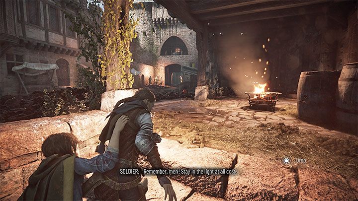 Skrzynię możecie znaleźć w początkowej części etapu, po zbliżeniu się do bram miasta z powyższego obrazka - Plague Tale Requiem: Sekretne skrzynie z rozdziału 3 (Brzemię krwi) - lista - A Plague Tale Requiem - poradnik do gry