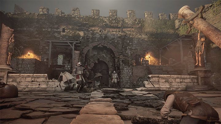 W razie obrażeń schowajcie się na chwilę za zasłoną, ale uważajcie na wrogów, którzy będą chcieli do Was podejść - Plague Tale Requiem: Przetrwanie ataku (Survive the assault) - solucja, opis przejścia - A Plague Tale Requiem - poradnik do gry