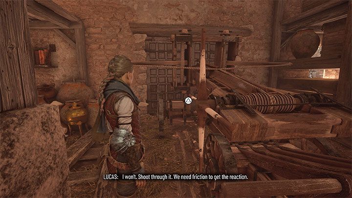 Przystąpcie do przepychania balisty - musi ona docelowo zatrzymać się przed bramą stodoły - Plague Tale Requiem: Ucieczka z fortu (Escape the fort) - solucja, opis przejścia - A Plague Tale Requiem - poradnik do gry