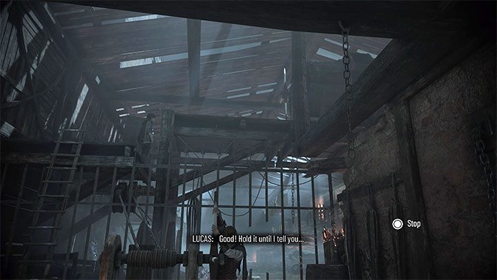 Wejdźcie w interakcję z korbą i poczekajcie aż Lucas ustawi się w odpowiednim miejscu na górze - Plague Tale Requiem: Znalezienie łodzi Zakonu (Find the Orders boat) - solucja, opis przejścia - A Plague Tale Requiem - poradnik do gry