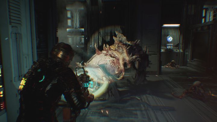 Zachowajcie ostrożność, bo podczas przechodzenia przez główną salę pojawi się nowy Brutal - potraktujcie go jako mini-bossa - Dead Space Remake: Ogrom zniszczeń (Obliteration Imminent) - Dead Space Remake - poradnik do gry