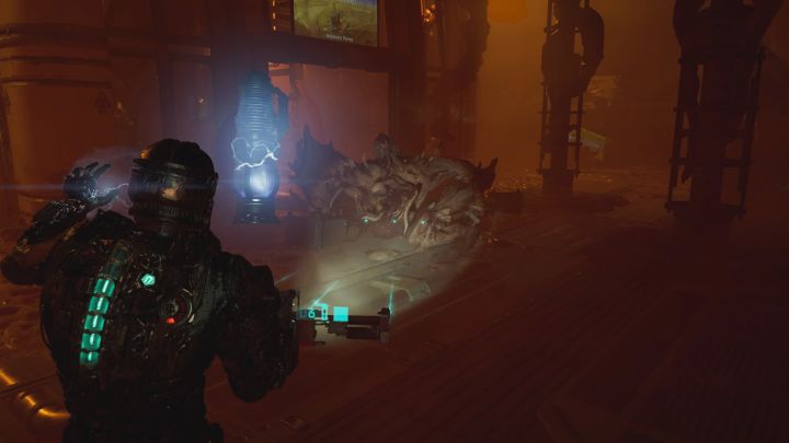 Uważajcie, bo dojdzie do nowego ataku brutala - pamiętajcie o spowalnianiu mini-bossa stazą po to żeby łatwo atakować czułe punkty na jego plecach - Dead Space Remake: Ekologiczny kataklizm (Environmental Hazard) - Dead Space Remake - poradnik do gry