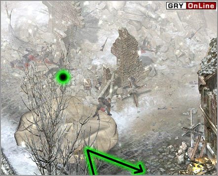 Podpełznij zielonym beretem i rzuć granat we wskazane zieloną kropką miejsce - tak, by zabić czterech przeciwników czających się obok ruin muru - [STALINGRAD] Misja 02 cz.1 - Commandos 3: Kierunek Berlin - poradnik do gry