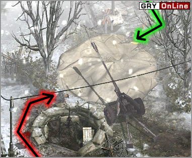 W tym samym czasie zielony beret i saper muszą pozbierać amunicję wrogów (żeby każdy miał po 2 strzały do strzelby lub 4 do karabinu) i ustaw ich w pozycji, którą wskazuje zielona strzałka - [STALINGRAD] Misja 02 cz.4 - Commandos 3: Kierunek Berlin - poradnik do gry