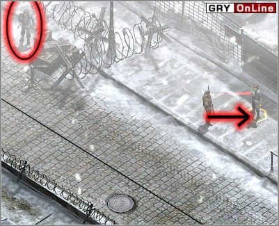 Przebierz się szpiegiem w mundur żołnierza i wejdź po drabinie - [STALINGRAD] Misja 03 cz.2 - Commandos 3: Kierunek Berlin - poradnik do gry