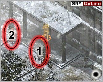 Żołnierze 1 i 2 stoją przed budynkiem - [STALINGRAD] Misja 03 cz.3 - Commandos 3: Kierunek Berlin - poradnik do gry