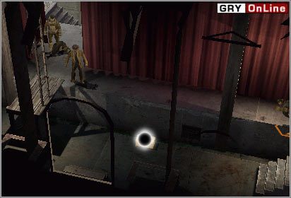 Za kurtyną znajduje się skrzynka (oznaczona białą kropką) w której jest mundur oficera - [STALINGRAD] Misja 03 cz.4 - Commandos 3: Kierunek Berlin - poradnik do gry