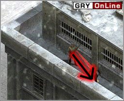 Zagadaj żołnierza patrolującego tą część dachu, by był po prostu odwrócony - wtedy wyjdź zielonym beretem i zabij go nożem - [STALINGRAD] Misja 03 cz.4 - Commandos 3: Kierunek Berlin - poradnik do gry