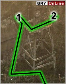 Uważając na żołnierza po lewej (który chodzi przed werandą domku obok wieży strażniczej) poczekaj, aż Niemiec na wieży będzie stał w 1 - [EUROPA ŚRODKOWA] Misja 01 cz.2 - Commandos 3: Kierunek Berlin - poradnik do gry