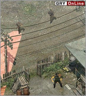 Pokaż się żołnierzowi patrzącemu wprost na bramę do zagrody, a jak zacznie strzelać - szybko wbiegnij do zagrody i padnij - [EUROPA ŚRODKOWA] Misja 03 cz.3 - Commandos 3: Kierunek Berlin - poradnik do gry