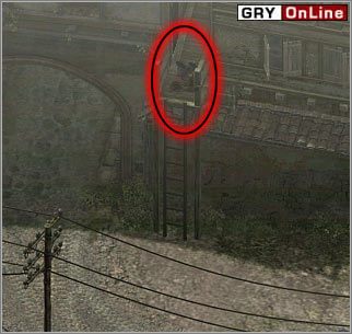 Ustaw się snajperem na drodze w pozycji lezącej, odwróć ekran tak, by widzieć bramę (jak na obrazku powyżej) i drabinę - [EUROPA ŚRODKOWA] Misja 05 cz.3 - Commandos 3: Kierunek Berlin - poradnik do gry