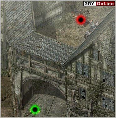 Połóż się pod bramą, w miejscu oznaczonym zieloną kropką - [EUROPA ŚRODKOWA] Misja 05 cz.6 - Commandos 3: Kierunek Berlin - poradnik do gry