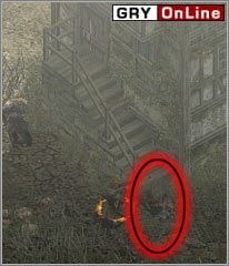 Zostanie jeden, siedzący na schodach żołnierz - [EUROPA ŚRODKOWA] Misja 05 cz.6 - Commandos 3: Kierunek Berlin - poradnik do gry