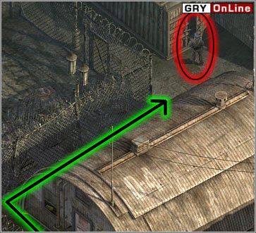 Teraz czas przyjdzie na żołnierza, który chodzi sobie za barakiem - [NORMANDIA] Misja 02 cz.2 - Commandos 3: Kierunek Berlin - poradnik do gry