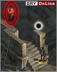 Wejdź na schody i zabij nożem patrzącego przez lornetkę oficera (czerwone kółko na powyższym obrazku) - [NORMANDIA] Misja 02 cz.3 - Commandos 3: Kierunek Berlin - poradnik do gry