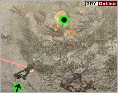 Zacznij czołgać się w stronę wydmy, nad którą jest środkowe stanowisko karabinu maszynowego - [NORMANDIA] Misja 03 cz.1 - Commandos 3: Kierunek Berlin - poradnik do gry