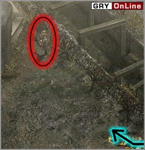 Na początek musisz zabić jednego żołnierza w płaszczu, wystarczy że wyjdziesz jakimkolwiek swoim żołnierzem za drut kolczasty (jak pokazuje to błękitna strzałka) i naciśniesz klawisz A - [NORMANDIA] Misja 03 cz.2 - Commandos 3: Kierunek Berlin - poradnik do gry