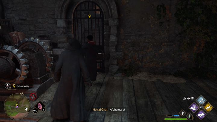 Natai otworzy bramkę na prawo od mechanizmu bramy (nie jest ona dostępna dla głównego bohatera pomimo posiadania zaklęcia Alohomora) - Hogwarts Legacy: Wielki Donżon (The High Keep) - Hogwarts Legacy - poradnik do gry