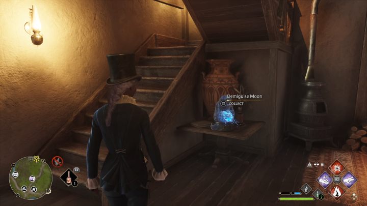 Znajdźka stoi na stoliku obok schodów - Hogwarts Legacy: Posążki demimoza (Demiguise Statues) - Highlandy - Hogwarts Legacy - poradnik do gry