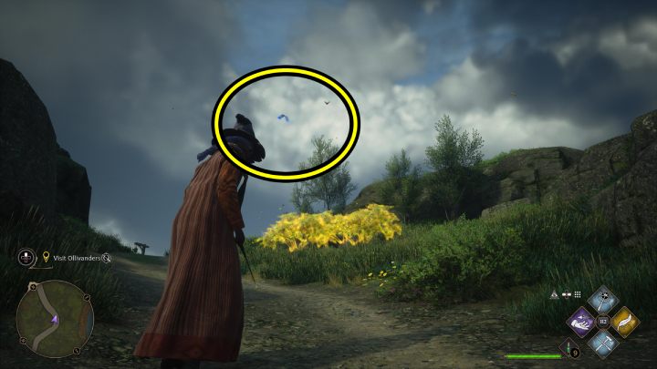 Jedna ze stron Flying Guide Page #18 (Hogsmeade) fruwa przy ścieżce niedaleko sklepu Muchomory i Astry (Dogweed and Deathcap) - Hogwarts Legacy: Strony przewodnika (Field Guide Pages) część 2 - Hogsmeade - Hogwarts Legacy - poradnik do gry