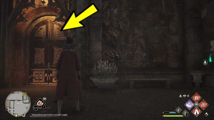 Niedaleko punktu szybkiej podróży znajdują się duże drzwi - Hogwarts Legacy: Posążki demimoza (Demiguise Statues) - Hogwart - Hogwarts Legacy - poradnik do gry