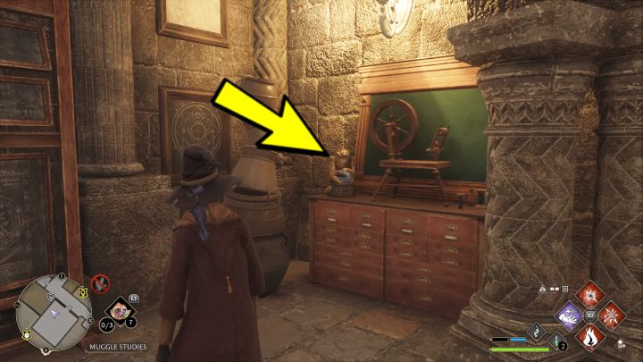 Posążek będzie stał niedaleko drzwi, przy kociołkach - Hogwarts Legacy: Posążki demimoza (Demiguise Statues) - Hogwart - Hogwarts Legacy - poradnik do gry