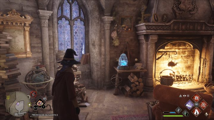 Posążek stoi na małym stoliku przy kominku - Hogwarts Legacy: Posążki demimoza (Demiguise Statues) - Hogwart - Hogwarts Legacy - poradnik do gry