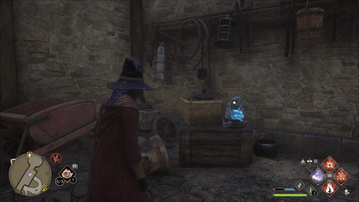 Posąg stoi na drewnianej skrzyni po prawej stronie pomieszczenia - Hogwarts Legacy: Posążki demimoza (Demiguise Statues) - Hogwart - Hogwarts Legacy - poradnik do gry