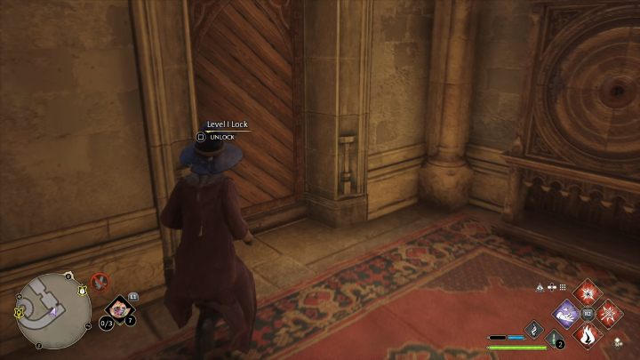 Zejdźcie po schodach i podążajcie wzdłuż korytarza, aż dotrzecie do drzwi z zamkiem na poziomie 1 - Hogwarts Legacy: Posążki demimoza (Demiguise Statues) - Hogwart - Hogwarts Legacy - poradnik do gry