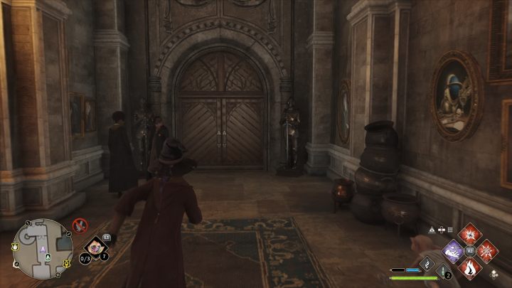 Wejdźcie przez drzwi po prawej stronie przy punkcie szybkiej podróży i skręćcie w lewo - Hogwarts Legacy: Posążki demimoza (Demiguise Statues) - Hogwart - Hogwarts Legacy - poradnik do gry