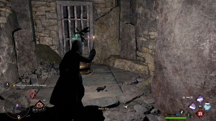 Na górze znajdziecie ćmę - użyjcie Lumos, zeskoczcie na dół i dotrzyjcie z ćmą do bramy - Hogwarts Legacy: Hełm Urtkota (The Helm of Urtkot) - Hogwarts Legacy - poradnik do gry