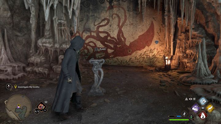 W grocie zbadajcie interaktywny piedestał - bohater umieści na nim tosta otrzymanego od Zgrzytka - Hogwarts Legacy: Ostatnia nadzieja Zgrzytka (Scropes Last Hope) - quest Slytherin - Hogwarts Legacy - poradnik do gry