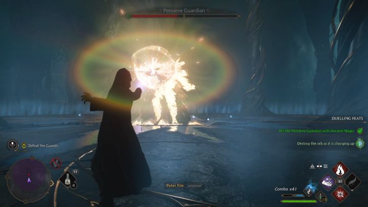 Boss co pewien czas przygotowuje się do potężnego ataku kulą - postarajcie się go zatrzymać zanim zostanie odpalony, bo nie będziecie mogli go wtedy uniknąć i kula energii zada Wam spore obrażenia - Hogwarts Legacy: Jak pokonać bossa Obrońca Myślodsiewni (Pensieve Guardian)? - Hogwarts Legacy - poradnik do gry