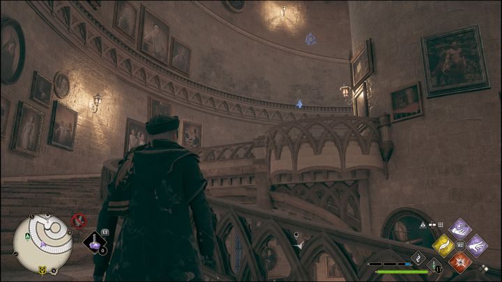 Klucz Dedala znajdziecie nieopodal drzwi z zagadką, na poręczy - Hogwarts Legacy: Wszystkie Klucze Dedala - Hogwarts Legacy - poradnik do gry