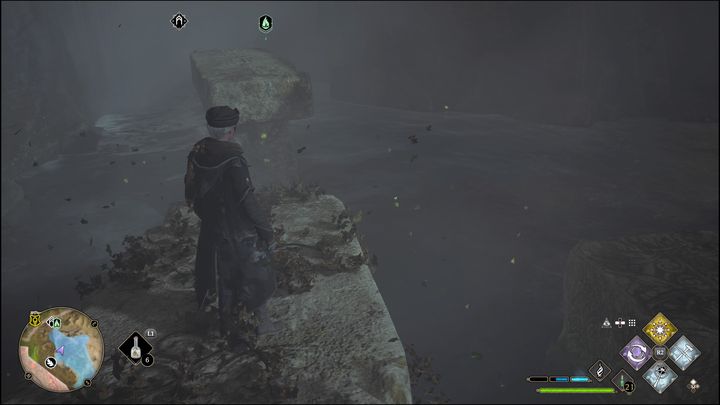 Gdy będziecie na środku, zamiast skakać na platformę, która usytuowana jest niżej, najpierw weźcie duży rozbieg i przeskoczcie nad przepaścią, aby złapać się krawędzi kamiennej struktury naprzeciwko Was - Hogwarts Legacy: Wybrzeże Kłusowników - wszystkie Łamigłówki Merlina - Hogwarts Legacy - poradnik do gry