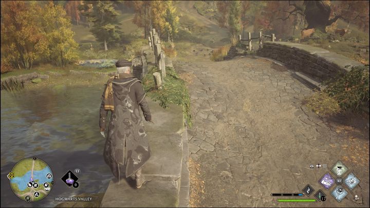 Poprowadźcie kulę przez most, gdyż wgłębienie w ziemi, do którego musicie ją doprowadzić, znajduje się po drugiej stronie - Hogwarts Legacy: Dolina Hogwartu - wszystkie Łamigłówki Merlina - Hogwarts Legacy - poradnik do gry