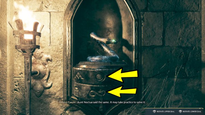 Na ścianie zobaczycie pochodnię i małą rzeźbę węża - Hogwarts Legacy: W cieniu nauki (In the Shadow of the Study) - Hogwarts Legacy - poradnik do gry