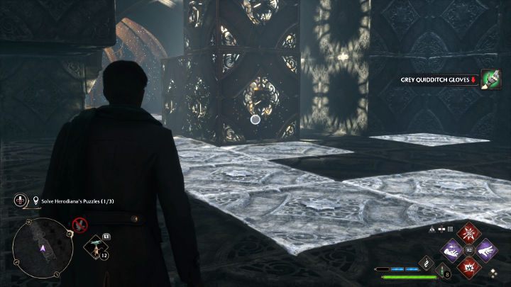 Zejdźcie na ziemię, ustawcie się mniej więcej w miejscu widocznym na powyższym screenie i użyjcie Accio, aby przesunąć elementy w stronę wyjścia z tej komnaty - Hogwarts Legacy: Sala Herodiany (The Hall of Herodiana) - Hogwarts Legacy - poradnik do gry