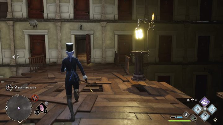 Wróćcie teraz do stojaka, z którego przed chwilą zabraliście lampion, spójrzcie w lewo i przywołajcie lampion z pierwszego stojaka - Hogwarts Legacy: Jak zbadać Atrium w queście Pilnowanie swojego nosa (Minding Your Own Business)? - Hogwarts Legacy - poradnik do gry