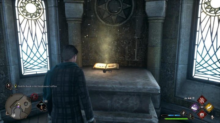 Wejdźcie schodami na górę i przeczytajcie księgę leżącą na piedestale, aby rozpocząć trzecią próbę, która będzie znacznie różnić się od poprzednich prób w grze Hogwarts Legacy - Hogwarts Legacy: Próba Niam Fitzgerald (Niamh Fitzgeralds Trial) - Hogwarts Legacy - poradnik do gry