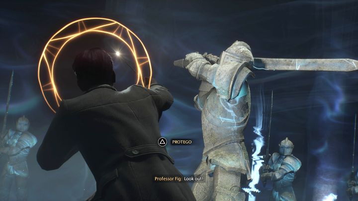 Dojdzie do ataku wartownika i odblokujecie zaklęcie Protego - działa ono jak blok i musicie je aktywować (Trójkąt / Y na padzie), gdy nad głową bohatera pojawi się okrąg - Hogwarts Legacy: Droga do Hogwartu (The Path to Hogwarts) - Hogwarts Legacy - poradnik do gry