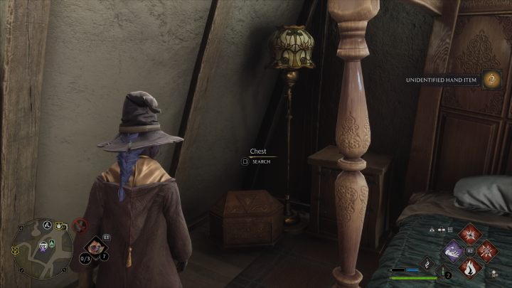 Jedna ze skrzyń skarbów (Collection Chests) jest w małym budynku obok punktu szybkiej podróży Południowy Hogsmeade (South Hogsmeade) - Hogwarts Legacy: Skrzynie skarbów (Collection Chests) - Hogsmeade - Hogwarts Legacy - poradnik do gry